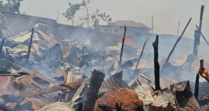 Kindia/Caravansérail :Incendie au dépôt de bois causant d’importants dégâts matériels