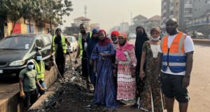 Conakry/Lutte contre l’insalubrité : à Hamdallaye, des jeunes curent eux-mêmes leurs caniveaux pour se sauver des inondations